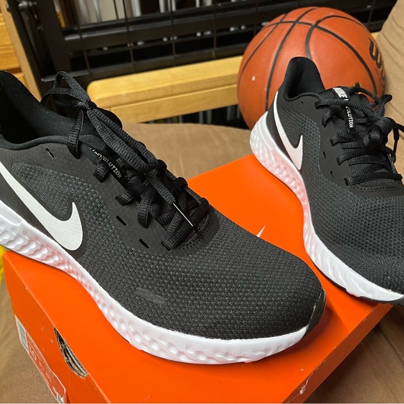 Women’s Nike revolution 5, size 10 - Picture 3 of 3
